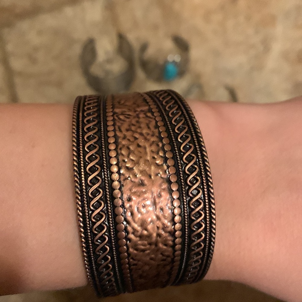 4 cuff bracelets - Picture 2 of 5
